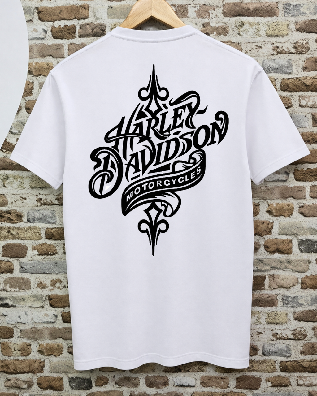 Camiseta Harley-Davidson - Tipografía Tribal Gótica (Blanca)