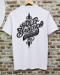 Camiseta Harley-Davidson - Tipografía Tribal Gótica (Blanca)
