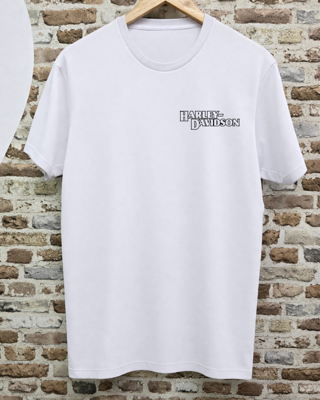 Camiseta Harley-Davidson - Tipografía Tribal Gótica (Blanca)