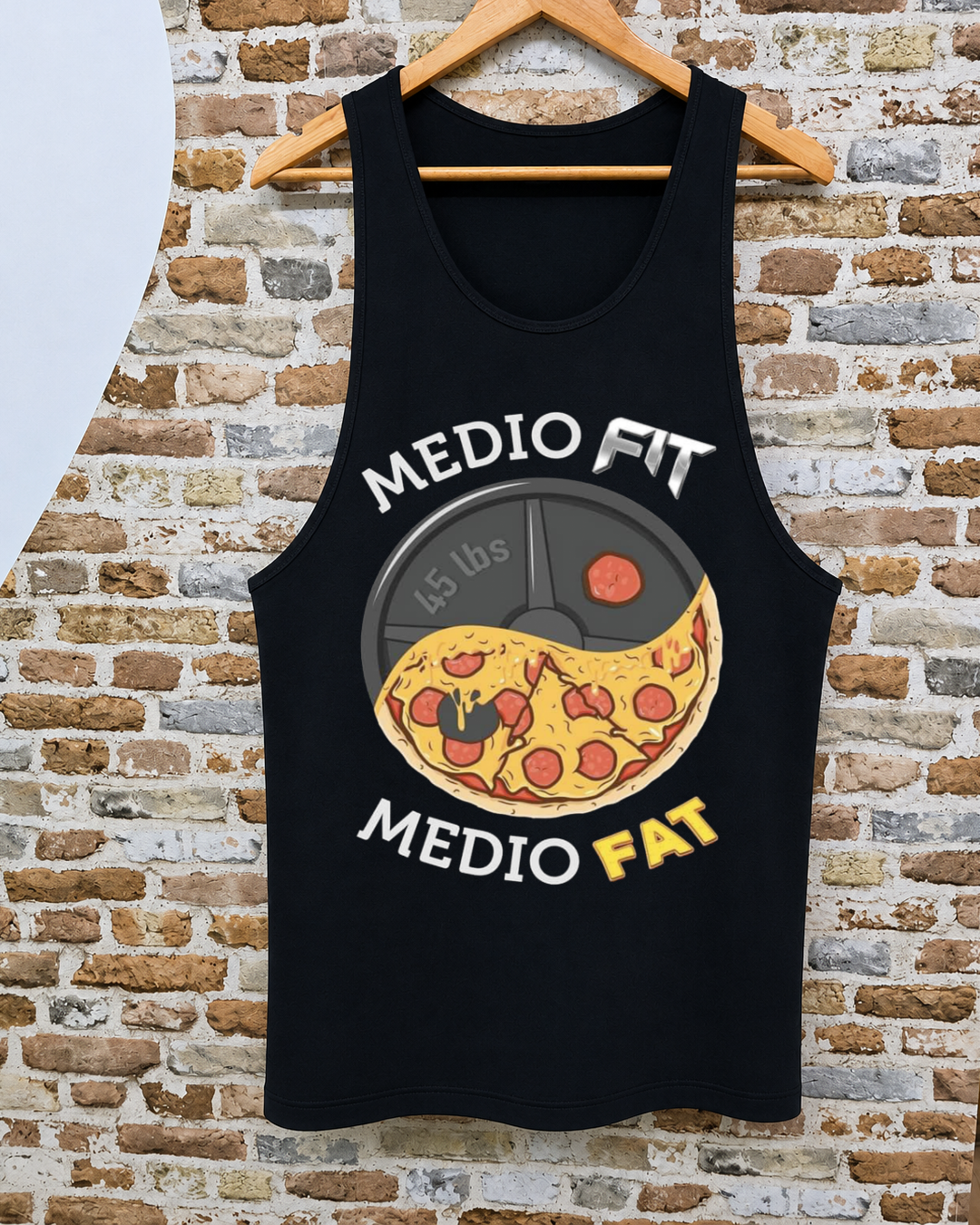 Camiseta tirantes gym Medio Fit Medio Fat yin yang pizza disco negro